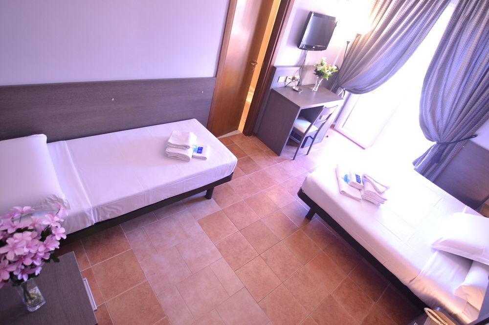 רומא Hotel Mirti מראה חיצוני תמונה